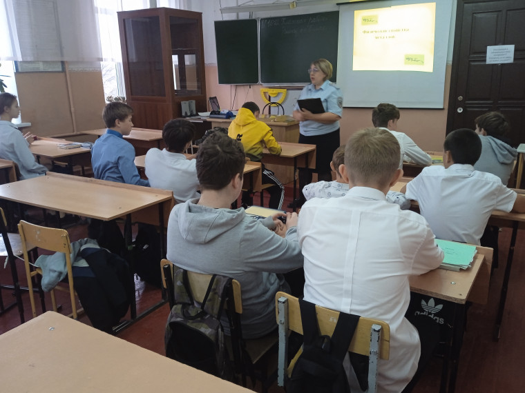 Инспектор в школе.